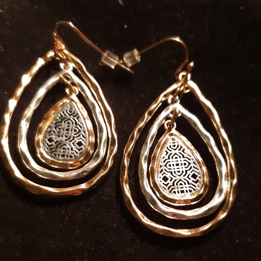 Cute pair of triple teardrop earrings!!